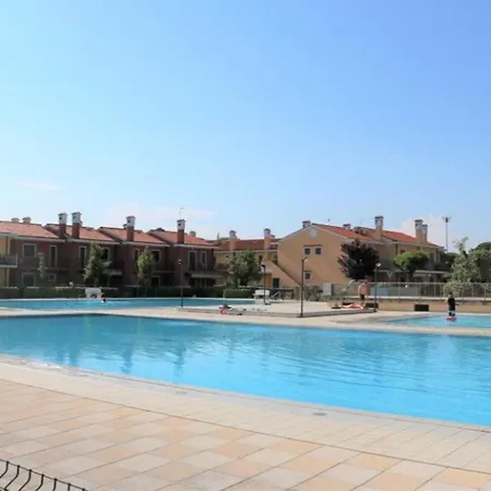 Terraced House With Swimming Pool Апартаменты