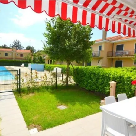 Terraced House With Swimming Pool *