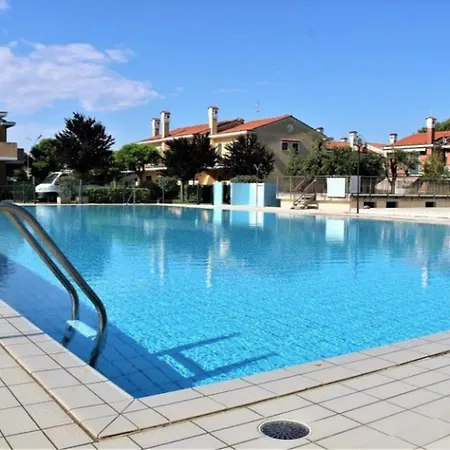 Terraced House With Swimming Pool Апартаменты *